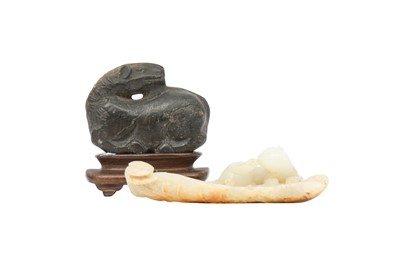 Lot 446 - A CHINESE PALE CELADON JADE 'CAT' CARVING TOGETHER WITH A GREY JADE CARVING OF A HORSE.