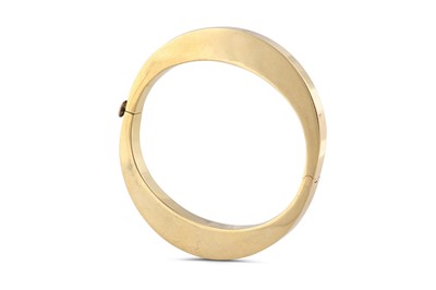 Lot 121 - A hinged bangle