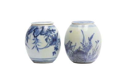 Lot 91 - TWO CHINESE BLUE AND WHITE JARLETS WITH COVERS INCLUDING A RARE UPSIDE-DOWN-DECORATED JAR.