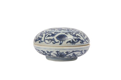 Lot 89 - A BLUE AND WHITE CIRCULAR BOX AND COVE