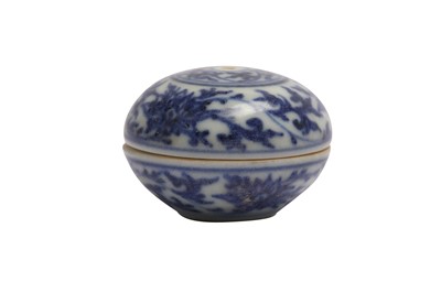 Lot 88 - A SMALL CHINESE CIRCULAR BLUE AND WHITE BOX AND COVER.