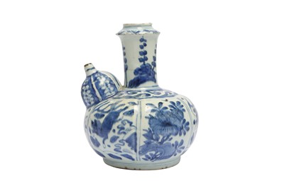 Lot 591 - A CHINESE BLUE AND WHITE KRAAK PORCELAIN KENDI.