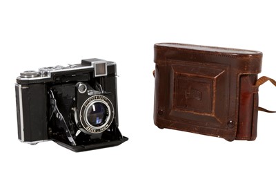 Lot 101 - A Zeiss Ikon Super Ikonta 532/16 Folding Rangefinder Camera
