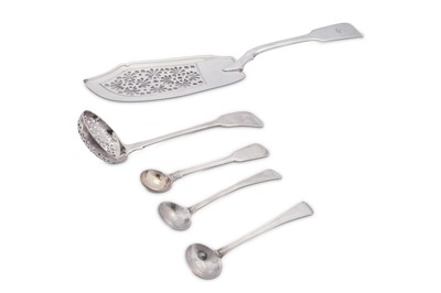 Lot 364 - A mixed group including a William IV provincial sterling silver salt spoon, York 1832 by James Barber, George Cattle II & William North
