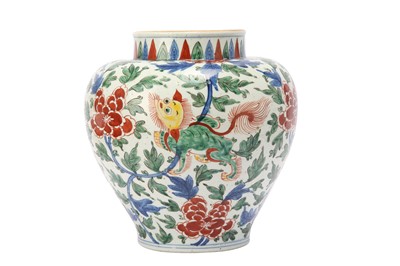Lot 273 - A CHINESE WUCAI 'LION DOGS' JAR.
