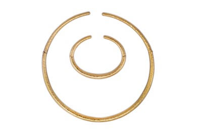 Lot 165 - A hinged torc collar and bangle suite