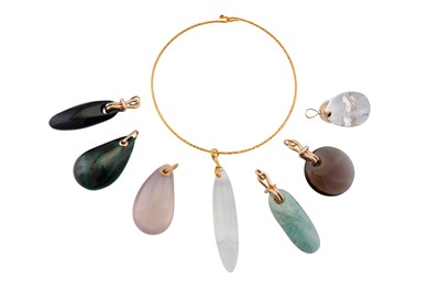 Lot 123 - An interchangeable hardstone pendant necklace