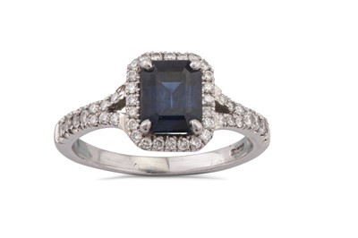 Lot 115 - A sapphire and diamond cluster ring