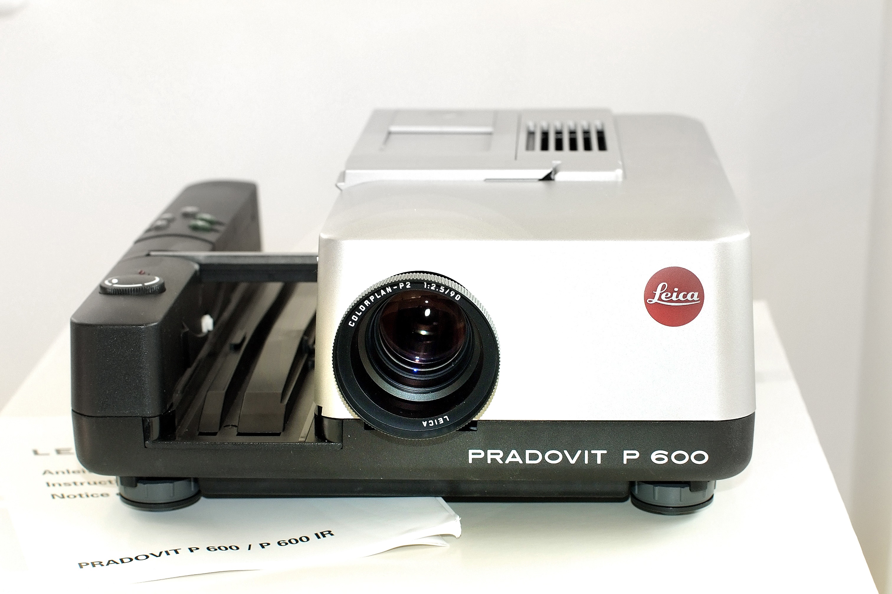Lot 372 - Leitz Pradovit P600 Slide Projector.