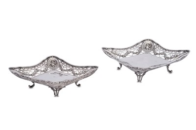 Lot 88 - A pair of late 19th / early 20th century German silver dishes, Hanau circa 1900 by Storck & Sinsheimer (active 1874-1926)