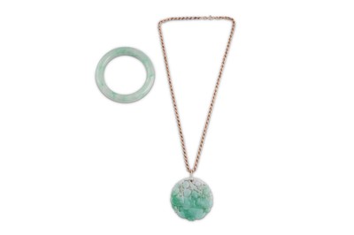 Lot 632 - A JADE BANGLE AND PENDANT