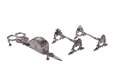 Lot 386 - A pair of George IV sterling silver wick trimmers or snuffers, London 1818 by Rebecca Emes and Edward Barnard