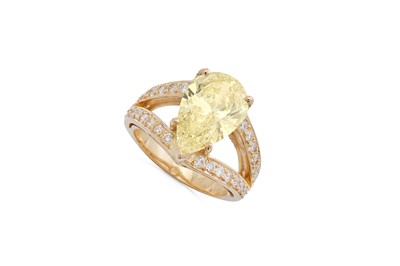 Lot 97 - A diamond and Fancy Yellow diamond ring