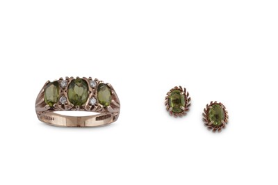 Lot 713 - A PERIDOT RING AND EARRINGS