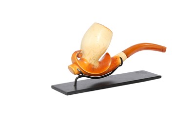 Lot 318 - A MEERSCHAUM PIPE WITH HAT-SHAPED HEAD