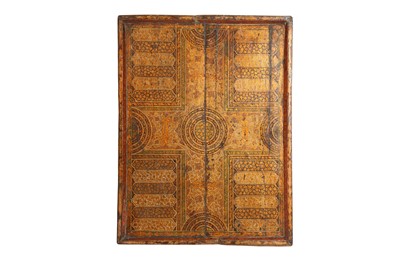 Lot 375 - A DOUBLE-SIDED LACQUERED AND GILT CHESS AND BACKGAMMON BOARD