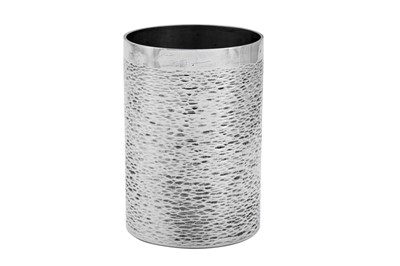 Lot 424 - An Elizabeth II modernist sterling silver beaker, London 1977 by Stuart Devlin (1931-2018)