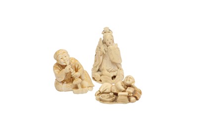 Lot 304 - λ THREE IVORY FIGURAL NETSUKE.