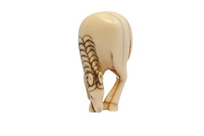 Lot 305 - λ AN IVORY NETSUKE OF A GRAZING HORSE.
