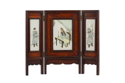 Lot 53 - A CHINESE FAMILLE ROSE MINIATURE TABLE SCREEN.