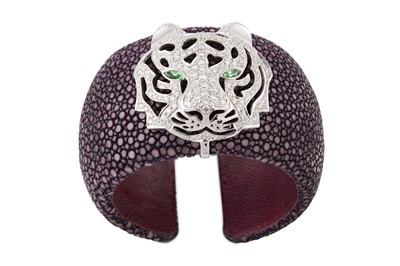 Lot 127 - A shagreen, green garnet and diamond bangle