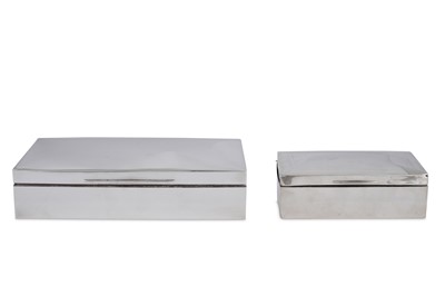 Lot 605 - A GEORGE V STERLING SILVER CIGARETTE BOX, BIRMINGHAM 1912 BY WILLIAM HUTTON AND SON