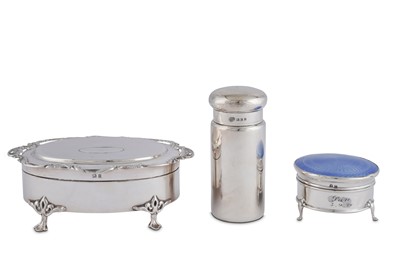 Lot 587 - A MIXED GROUP - A GEORGE V STERLING SILVER AND GUILOCHE ENAMEL RING BOX, BIRMINGHAM 1923 BY HENRY CLIFFORD DAVIS