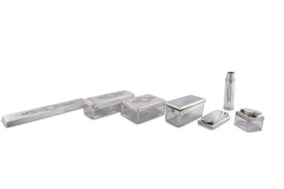 Lot 607 - A MIXED GROUP INCLUDING A VICTORIAN STERLING SILVER TRAVELLING INKWELL, LONDON 1849 BY THOMAS DILLER