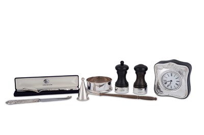 Lot 606 - A MIXED GROUP OF MODERN ELIZABETH II STERLING SILVER ITEMS