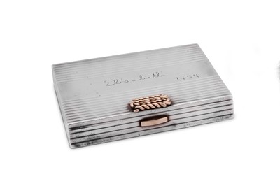 Lot 40 - A mid-20th century French 950 standard silver and 18 carat gold mounted compact, Paris dated 1954, retailed by Cartier