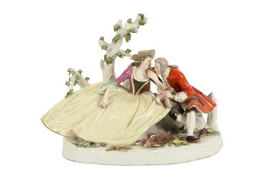 Lot 106 - A SITZENDORF PORCELAIN FIGURE GROUP OF A COURTING COUPLE, LATE 19TH/20TH CENTURY