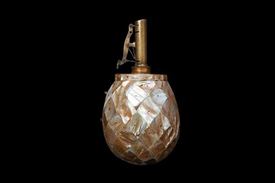 Lot 24 - AN 18TH / 19TH CENTURY MOTHER OF PEARL POWDER FLASK, PROBABLY INDO-PORTUGUESE
