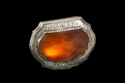 Lot 23 - AN 18TH CENTURY SILVER AND TORTOISESHELL SNUFF BOX