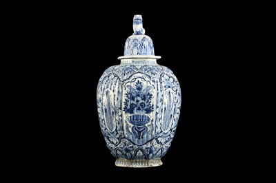 Lot 241 - A LARGE 18TH / 19TH CENTURY DELFT BLUE AND WHITE TIN GLAZED EARTHENWARE JAR AND COVER