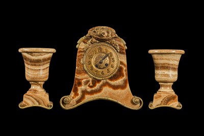 Lot 285 - AN EARLY 20TH CENTURY FRENCH ART DECO PERIOD ONYX AND GILT BRASS CLOCK SET