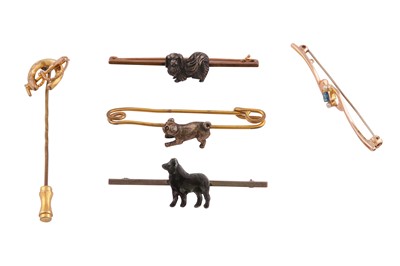 Lot 718 - A SMALL COLLECTION OF PINS AND BROOCHES
