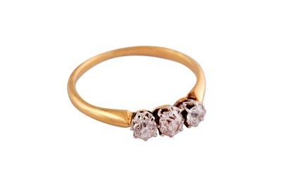 Lot 720 - A DIAMOND THREE-STONE RING