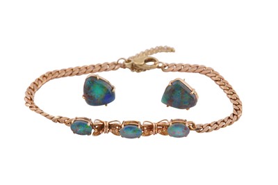 Lot 727 - A BRACELET AND EARRING SUITE