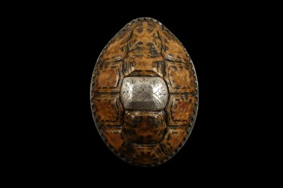 Lot 21 - A MID 18TH CENTURY STAR TOROISESHELL AND SILVER MOUNTED SNUFF BOX, PROBABLY ITALIAN