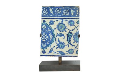Lot 277 - AN IZNIK BLUE AND TURQUOISE POTTERY TILE FRAGMENT