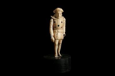 Lot 8 - A LATE 18TH / EARLY 19TH CENTURY GERMAN IVORY FIGURE OF A RENAISSANCE MAN