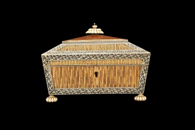 Lot 271 - AN EARLY 19TH CENTURY ANGLO INDIAN VIZAGAPATAM PORCUPINE QUILL SEWING BOX