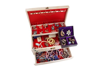 Lot 734 - A COLLECTION OF COSTUME JEWELLERY