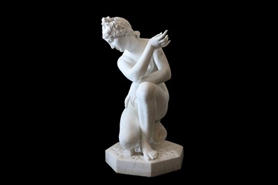 Lot 125 - A LARGE EARLY 20TH CENTURY ITALIAN CARRARA MARBLE FIGURE OF THE CROUCHING VENUS