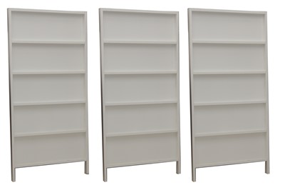 Lot 1034 - A SET OF THREE CONTEMPORARY WHITE MOOOI OBLIQUE BOOKSHELVES