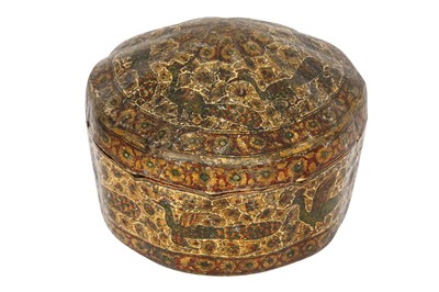 Lot 394 - A GILT AND LACQUERED PAPIER-MÂCHÉ TURBAN CASE