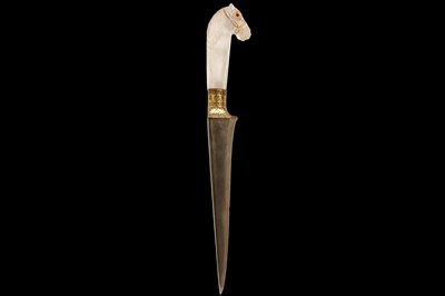Lot 28 - AN 18TH / 19TH CENTURY NORTH INDIAN MUGHAL ROCK CRYSTAL HORSE HEAD DAGGER (PESHKABZ)