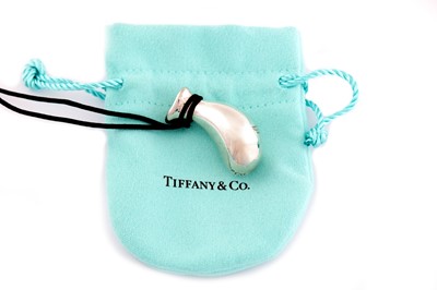 Lot 745 - A VASE PENDANT NECKLACE, BY ELSA PERETTI FOR TIFFANY & CO.