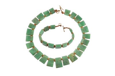 Lot 756 - AN AVENTURINE QUARTZ NECKLACE AND BRACELET