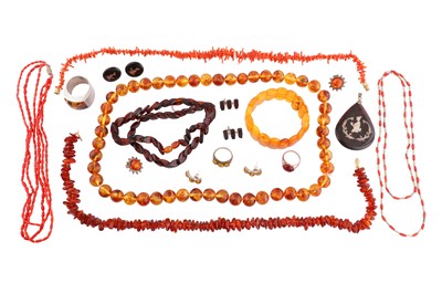 Lot 757 - λ A COLLECTION OF AMBER AND CORAL JEWELLERY